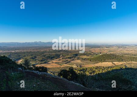 Vue panoramique depuis le sanctuaire ou Randa, à Majorque, avec les montagnes enneigées en arrière-plan. Banque D'Images