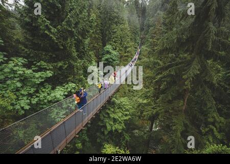 Vancouver, Canada - 2 juin 2017 : les touristes apprécient la visite du parc du pont suspendu Capilano à North Vancouver, C.-B. Canada Banque D'Images