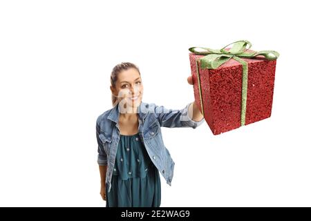 Jeune femme tenant un cadeau rouge étincelant devant caméra isolée sur fond blanc Banque D'Images