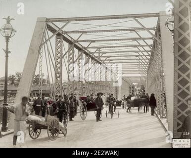 Photographie vintage du 19th siècle : Japon, pont d'acier Temmabashi, Osaka, occupé par les piétons. Banque D'Images