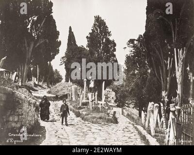 Photographie ancienne du XIXe siècle: Turquie, Constantinople, Istanbul - le cimetière Eyüp (turc: Eyüp Mezarlığı), le cimetière du Sultan Aka Eyüp, est un cimetière historique situé dans le quartier Eyüp, du côté européen d'Istanbul, en Turquie. Banque D'Images