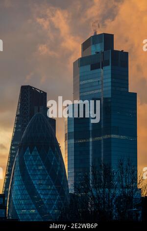 Londres, Royaume-Uni. 15 janvier 2021. Le soleil se couche sur la City de Londres pendant le troisième éclusage du coronavirus. Crédit : Guy Bell/Alay Live News Banque D'Images