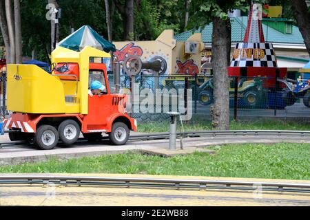 Machine sur les attractions pour enfants dans le parc Banque D'Images