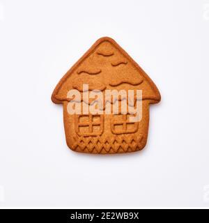 Pain d'épice du nouvel an ou petits biscuits en forme de maison isolés sur fond blanc. Image carrée. Vue de dessus. Banque D'Images