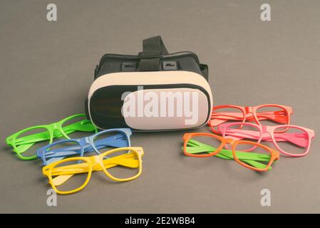 Les lunettes colorées et lunettes de réalité virtuelle Banque D'Images