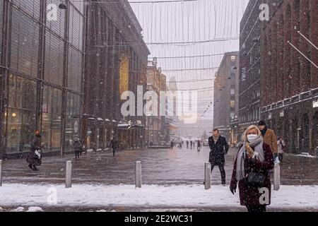Helsinki, Finlande. 12 janvier 2021. Architecture scandinave médiévale. Hiver, paysage urbain, gens. De la neige abondante tombe. Panorama de la ville. Photo de haute qualité Banque D'Images