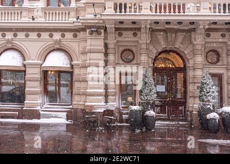 Helsinki, Finlande. 12 janvier 2021. Architecture scandinave médiévale. Hiver, paysage urbain, gens. De la neige abondante tombe. Panorama de la ville. Photo de haute qualité Banque D'Images