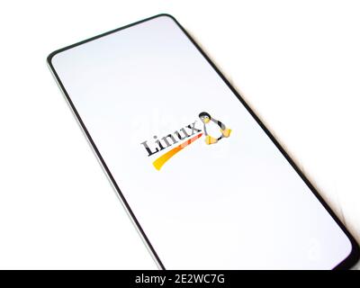 Assam, inde - 15 janvier 2020 : logo Linux sur l'écran du téléphone image de stock. Banque D'Images