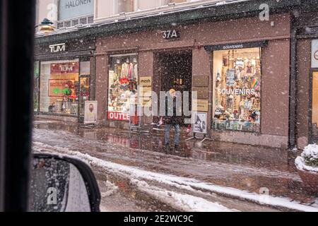 Helsinki, Finlande. 12 janvier 2021. Architecture scandinave médiévale. Hiver, paysage urbain, gens. De la neige abondante tombe. Panorama de la ville. Photo de haute qualité Banque D'Images