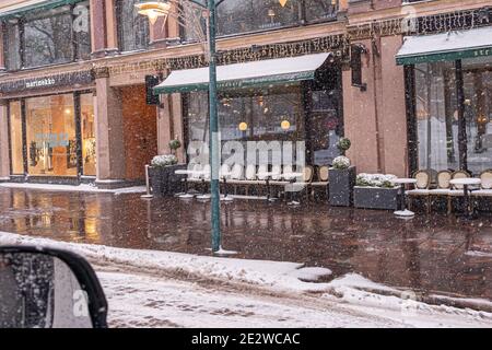 Helsinki, Finlande. 12 janvier 2021. Architecture scandinave médiévale. Hiver, paysage urbain, gens. De la neige abondante tombe. Panorama de la ville. Photo de haute qualité Banque D'Images