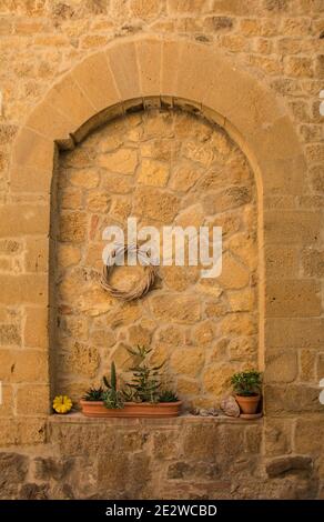 Une fenêtre bloquée dans le centre historique de la ville médiévale de Monticchiello près de Pienza dans la province de Sienne, Toscane, Italie Banque D'Images