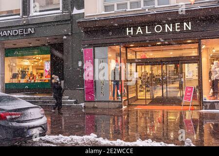 Helsinki, Finlande. 12 janvier 2021. Architecture scandinave médiévale. Hiver, paysage urbain, gens. De la neige abondante tombe. Panorama de la ville. Photo de haute qualité Banque D'Images