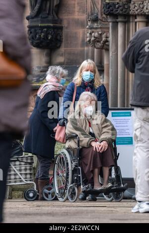 15 JANVIER 2021. LICHFIELD, STAFFORDSHIRE. La cathédrale de Lichfield au Royaume-Uni ouvre ses portes pour devenir un lieu de vaccination contre le coronavirus. Les plus de 80 sont invités à assister à la première des 2 vaccinations contre Covid-19 et à faire la queue à des températures proches de zéro degré celsius. Banque D'Images