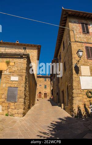 Bâtiments résidentiels historiques dans un centre de la ville médiévale de Monticchiello près de Pienza dans la province de Sienne, Toscane, Italie Banque D'Images