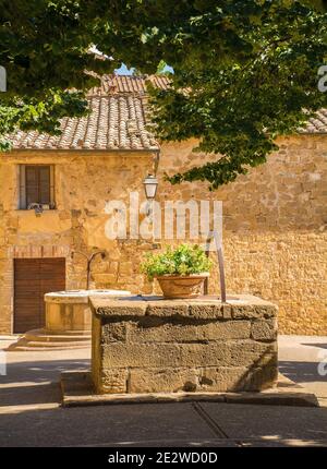 Un puits fermé dans une place historique dans le centre de la ville médiévale de Monticchiello près de Pienza dans la province de Sienne, Toscane, Italie Banque D'Images