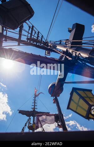 Vue du dessous du mât en aluminium métallique du bateau à voile contre le ciel bleu clair Banque D'Images