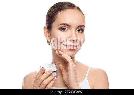 Belle femme de retenue crème hydratante . Cosmétiques. Portrait de la femme avec une peau propre. Soins de la peau. Soin du visage. Cosmétologie, beauté et Banque D'Images