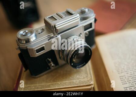 Caméra analogique vintage sur l'ancien livre de gros plan. Banque D'Images