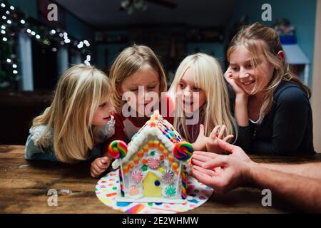 Les enfants construisent une maison de pain d'épice Banque D'Images