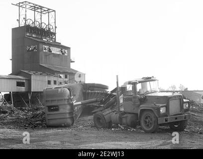 Il s'agit d'un accident de camion de charbon Mack à la mine de charbon Huber, à Ashley, en Pennsylvanie, le matin du 5 juin 1971, à 7.20 heures. Huber Breaker de Blue Coal était un point de repère situé dans le quartier d'Ashley, canton de Hanovre, comté de Luzerne, Pennsylvanie, États-Unis. Banque D'Images