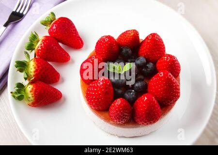 Cheesecake aux fraises et aux bleuets. Photo de haute qualité Banque D'Images