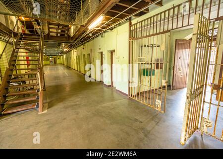 Fremantle, Australie occidentale - 5 janvier 2018 : couloir et escaliers à l'intérieur du bloc cellulaire principal de la prison de Fremantle une ancienne prison pour détenus construite en 1855, monument commémoratif Banque D'Images