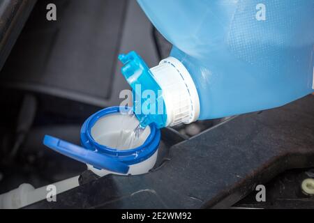 ajout de liquide lave-glace dans la voiture Banque D'Images