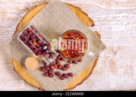 Crataegus curvisiepala Crataegus monogyna, Crataegus rhipidophylla connu sous le nom de tisane de baies d'aubépine commune ou de baies d'aubépine à simple ensemencement. Banque D'Images