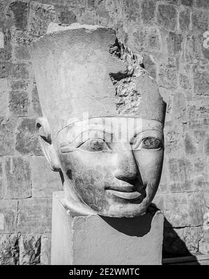 Louxor. Portrait tête-buste de la reine Hatshepsut la seule femme Pharaon reine dans l'histoire de l'Égypte ancienne à la vallée des reines de l'Égypte ancienne non loin du Nil et de la ville de Louxor. Beaucoup des statues de la reine Hatshepsout ont été défigurées et vandalisées dont la plupart ont été réalisées après sa mort par son fils Tuthmose III, qui a essayé de la discréditer afin d'obtenir la faveur de lui-même. Ça vous dit quelque chose aujourd’hui ? Banque D'Images
