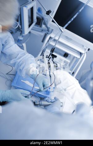 L'équipe des médecins fournit la procédure à l'hôpital. Banque D'Images