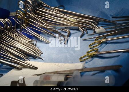 Instruments chirurgicaux sur la table pendant le fonctionnement. Banque D'Images