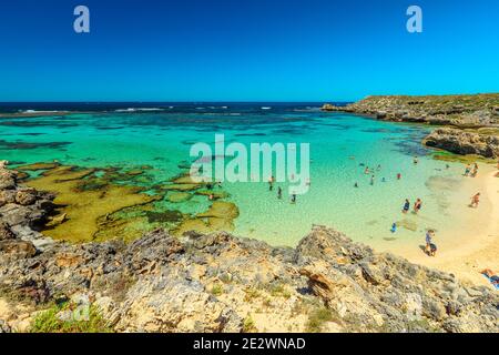 Rottnest Island, Australie occidentale - 4 janvier 2018 : touristes sur la plage de la mer tropicale de Little Salmon Bay, un paradis pour la plongée en apnée, la natation et Banque D'Images