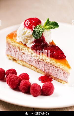 Tranche de gâteau avec glace. Photo de haute qualité Banque D'Images