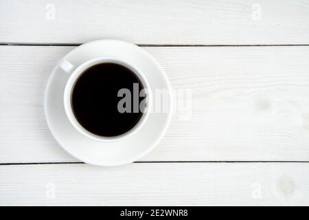 Tasse à café blanche en céramique sur blanc. Vue de dessus avec espace à copier. Banque D'Images