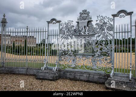 Clôture ornée le long de la rivière des jardins arrière de Hapton court Banque D'Images