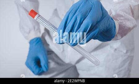 Test de dépistage du coronavirus par écouvillonnage nasal en laboratoire par une infirmière. Pandémie du virus Covid-19. Banque D'Images