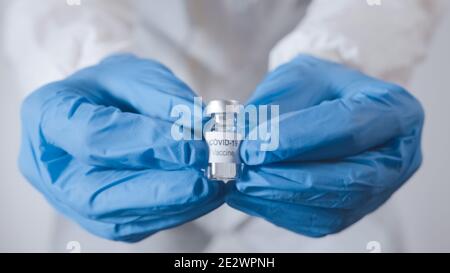 La main du médecin tient une bouteille de vaccin contre le coronavirus. Arrêter le concept de pandémie Covid-19. Banque D'Images