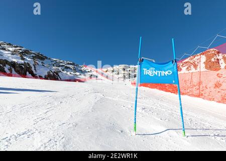 Val Di Fassa, Italie 23 février 2019. Une vue générale pendant le Championnat du monde de ski alpin junior sur le parcours de la Volata dans la montagne dolomite Banque D'Images