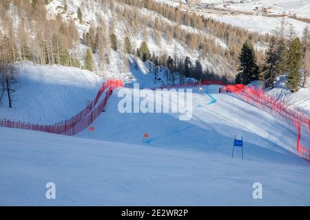 Val Di Fassa, Italie 23 février 2019. Une vue générale pendant le Championnat du monde de ski alpin junior sur le parcours de la Volata dans la montagne dolomite Banque D'Images