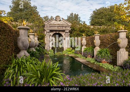 Les fontaines élégantes et l'eau sont connues sous le nom de fontaine Arun dans le jardin d'Earl Colllector, Arundel Castle Gardens, West Sussex, Angleterre, Royaume-Uni Banque D'Images