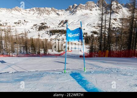 Val Di Fassa, Italie 23 février 2019. Une vue générale pendant le Championnat du monde de ski alpin junior sur le parcours de la Volata dans la montagne dolomite Banque D'Images