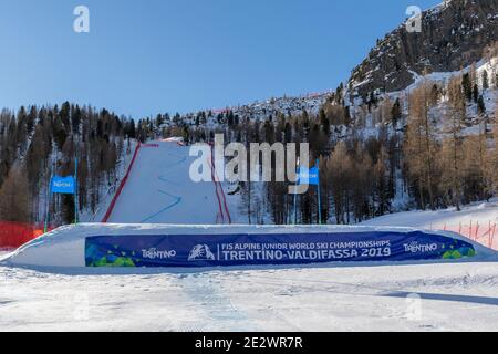 Val Di Fassa, Italie 23 février 2019. Une vue générale pendant le Championnat du monde de ski alpin junior sur le parcours de la Volata dans la montagne dolomite Banque D'Images