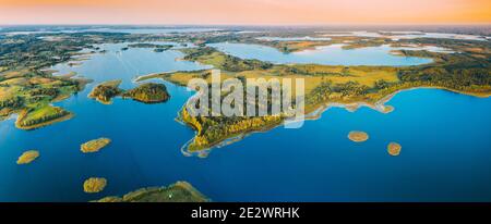 Braslaw ou Braslau, Vitebsk Doblast, Bélarus. Vue aérienne du lac Nedrava et paysage de la Forêt verte dans le soleil matin d'été. Vue de dessus de magnifique Banque D'Images