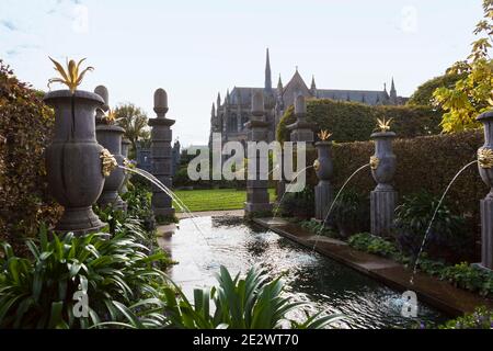 La cathédrale néo-gothique vue depuis les fontaines du jardin du collectionneur Earl's, château d'Arundel, West Sussex, Angleterre, Royaume-Uni Banque D'Images