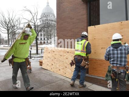 Madison, Wisconsin, États-Unis. 15 janvier 2021. Des préparatifs sont en cours au Capitole de l'État de Madison, Wisconsin, le vendredi 15 janvier 2021, en cas de manifestations violentes liées à l'inauguration du président élu Joseph R. Biden et du vice-président élu Kamala Harris. La UW Credit Union, en face du bâtiment du Capitole, est en train d'être montée en puissance. (Image de crédit : © Mark HertzbergZUMA Wire) Banque D'Images