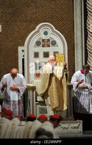 Le pape Benoît XVI célèbre le service de lavage des pieds pendant la messe de la Cène du Seigneur à la basilique Saint-Jean de Rome, Italie, le 1er avril 2010. Photo par Eric Vandeville/ABACAPRESS.COM Banque D'Images