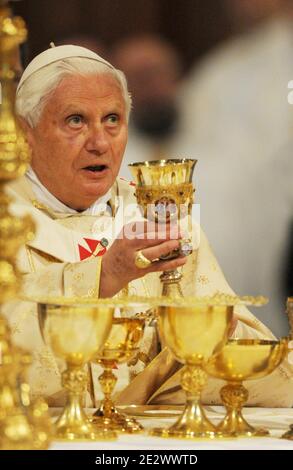 Le pape Benoît XVI célèbre le service de lavage des pieds pendant la messe de la Cène du Seigneur à la basilique Saint-Jean de Rome, Italie, le 1er avril 2010. Photo par Eric Vandeville/ABACAPRESS.COM Banque D'Images