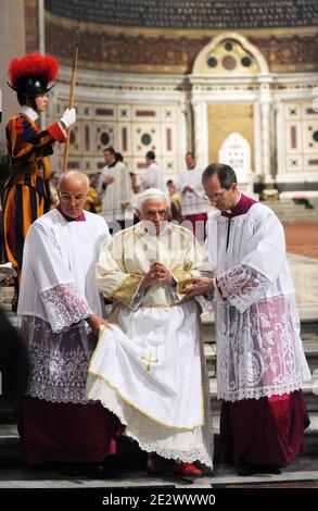 Le pape Benoît XVI célèbre le service de lavage des pieds pendant la messe de la Cène du Seigneur à la basilique Saint-Jean de Rome, Italie, le 1er avril 2010. Photo par Eric Vandeville/ABACAPRESS.COM Banque D'Images