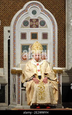 Le pape Benoît XVI célèbre le service de lavage des pieds pendant la messe de la Cène du Seigneur à la basilique Saint-Jean de Rome, Italie, le 1er avril 2010. Photo par Eric Vandeville/ABACAPRESS.COM Banque D'Images