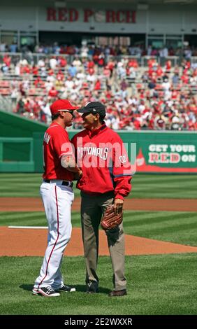 Le président AMÉRICAIN Barack Obama est félicité par le troisième bassiste national Ryan Zimmerman après qu'il a lancé le premier terrain à l'ouvre-domicile des ressortissants de Washingon à Washington DC, aux États-Unis, le 5 avril 10. Cela marque le 100e anniversaire de la tradition présidentielle. William Howard Taft a été le premier président à le faire en 1910. Photo de Martin H. Simon/ABACAPRESS.COM (photo : Barack Obama, Ryan Zimmerman) Banque D'Images